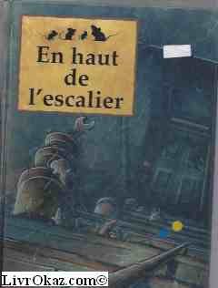 en haut de l'escalier