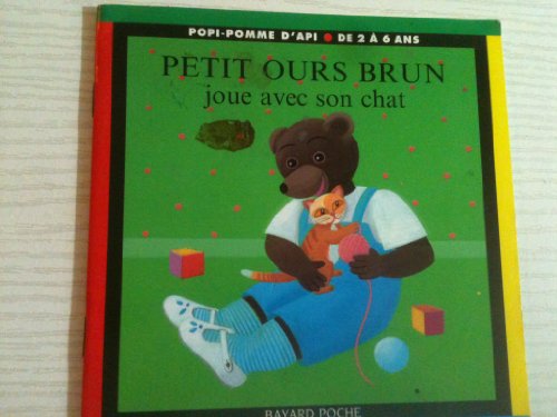 Petit ours brun joue avec son chat